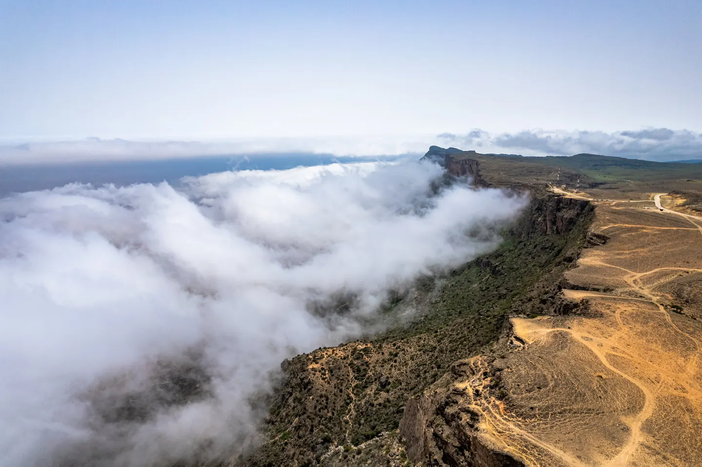Jabal Samhan über den Monsunwolken in Dhofar